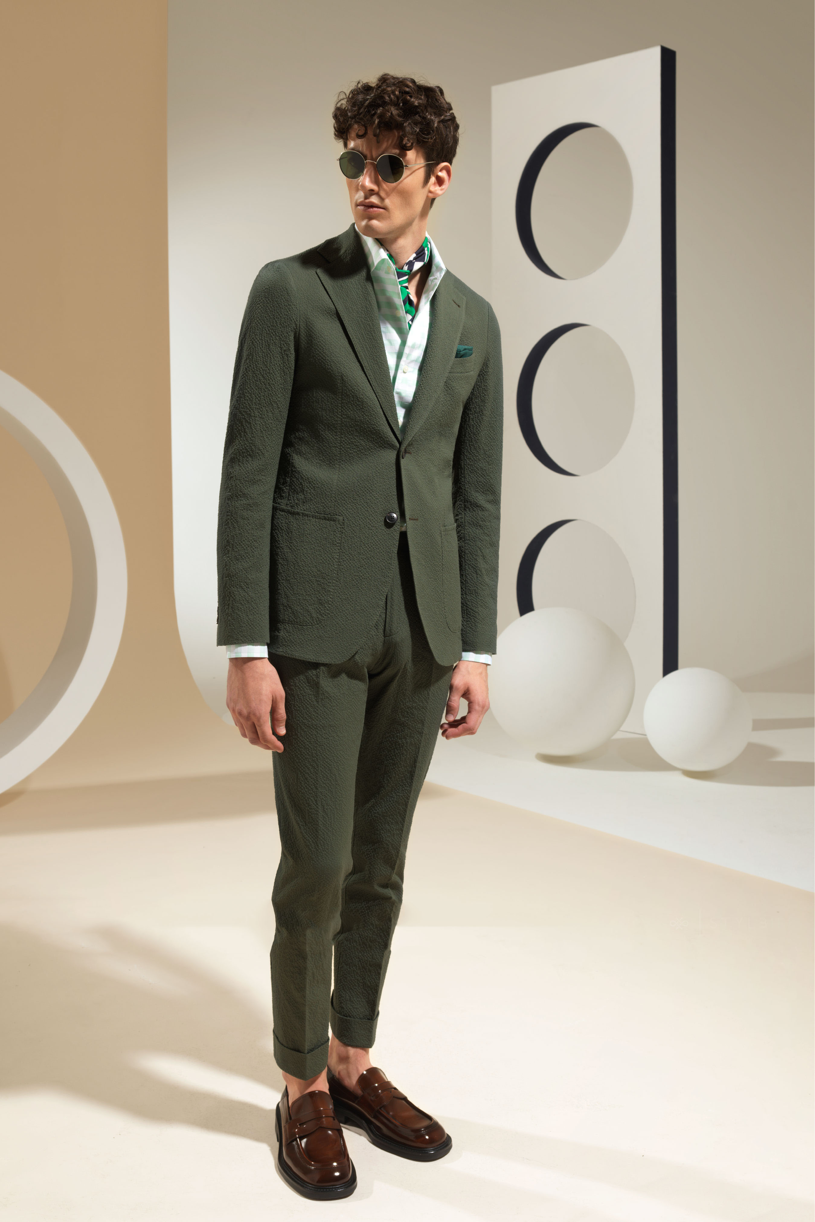 杨洋最新活动造型图，浅绿色西服套装搭配浅色印花衬衫……__财经头条